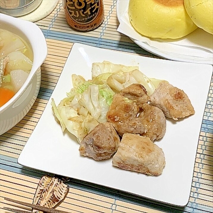 豚かたまり肉をぶつ切ってキャベツとゆっくりソーテー